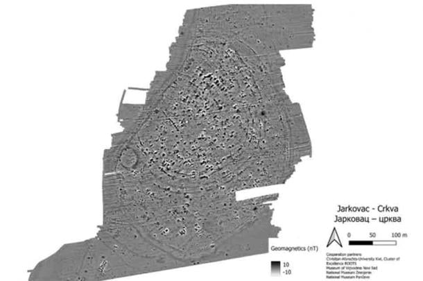 Results of the geophysical survey of the previously unknown site of Jarkovac (Serbia). The settlement, whose surface material points to both the Vinca culture and the Banat culture (5400-4400 BC), has a surface area of up to 13 ha and is surrounded by four to six ditches. The deep black angular anomalies indicate a large number of burnt houses. (Cluster ROOOTS/Museum of Vojvodina Novi Sad/National Museum Zrenjanin/National Museum Pancevo/Kiel University)