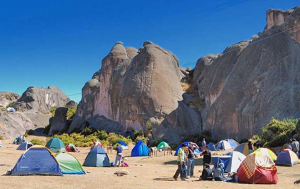 utsikt över klippformationen från en campingzon. 