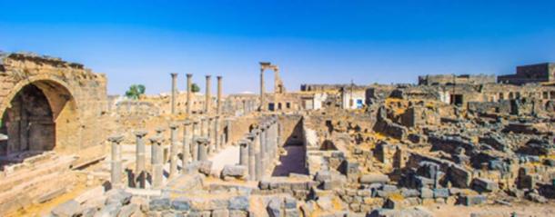 Ruinas romanas al norte de la ciudadela, Bosra, Siria.  (siempreverde22 / Adobe Stock)