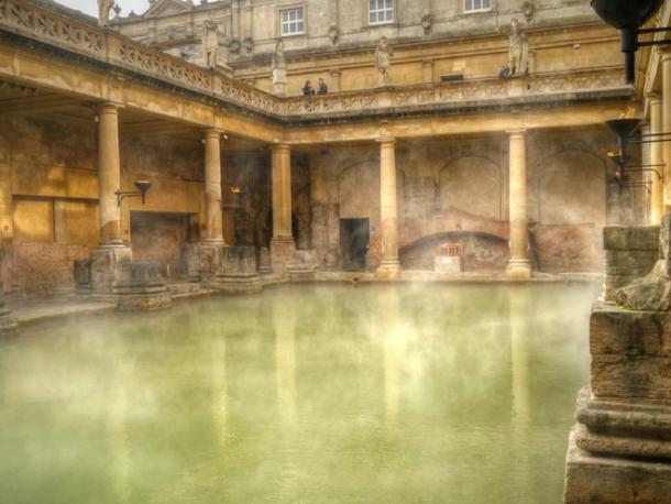 La magnífica pieza central de los baños romanos en Bath es una piscina, revestida con 45 láminas de plomo y llena de agua caliente del spa.  (David Dixon / CC BY-SA 2.0)