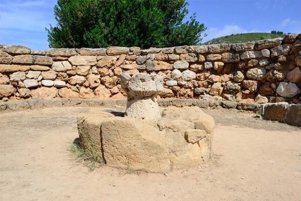 Maqueta de una torre de piedra arenisca nurágica en el altar central de la caseta de reunión pública, Nuraghe Palmavera (fusolino / Adobe Stock)