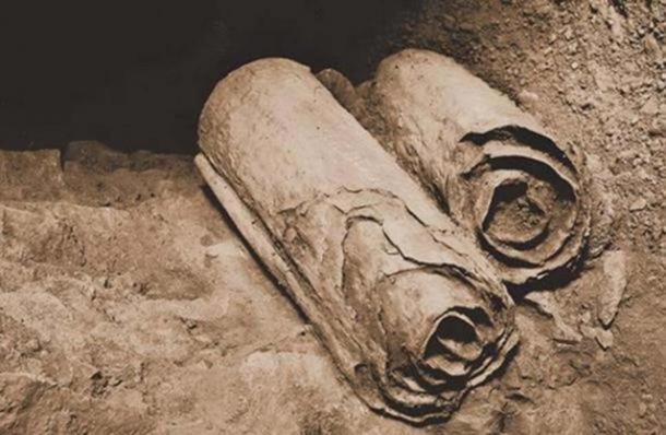 Dos rollos de los Rollos del Mar Muerto se encuentran en su ubicación en las Cuevas de Qumrán antes de ser retirados para que los arqueólogos los examinen académicamente.