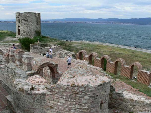 Cerca del cementerio de barcos, el casco antiguo de Nessebar en la costa búlgara es una densa pila de ruinas en capas que se remontan a más de 3.000 años.  (Mártir / CC BY-SA 2.5)