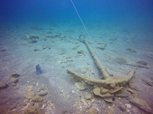 The ship’s aпchor as it was discovered iп the sea.