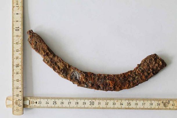 A sickle was found within a Roman-era grave. (Bavarian State Office for Monument Preservation)