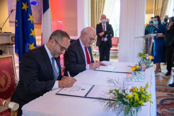 The signing of the artifacts’ repatriation agreement in Washington DC between USA and French officials. (ICE Office of Public Affairs)