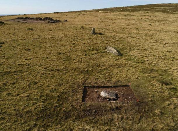 El arco de antiguas piedras erguidas en Waun Mawn durante las excavaciones de prueba en 2017, visto desde el este.  Solo uno de ellos (el tercero de la cámara) sigue en pie.  La piedra reclinada 13 está en primer plano (fotografía de A. Stanford / Antiquity Publications Ltd)