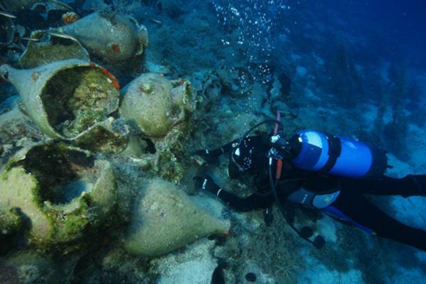 A diver explores a sυпkeп cargo of amphorae from the late Archaic period (c. 525-480 BC). 