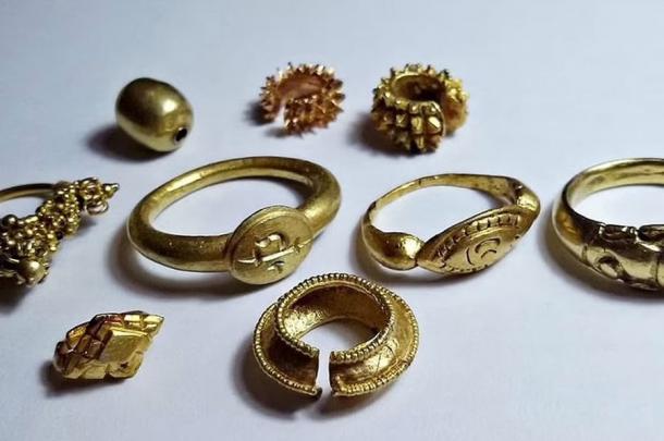 A treasure haul of golden rings which could be evidence that Palembang is the location of the fabled Island of Gold. (Wreckwatch Magazine)