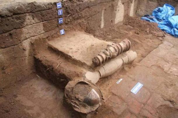 Dos capas de tuberías de terracota encontradas en la quinta fase de excavaciones en Keezhadi en Tamil Nadu.  (tuberías de ma23terracotta Keeladi)