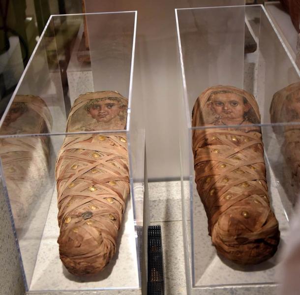 The two child mummy coffins, including mummy portraits, representing the two daughters of Aline on display at the Neues Museum in Berlin. (Osama Shukir Muhammed Amin FRCP / CC BY-SA 4.0)