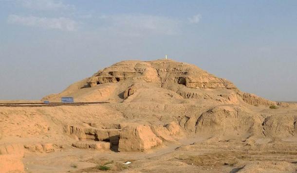 El zigurat del Templo Blanco en Uruk es un ejemplo de un zigurat simple de la antigua Sumer.  Su propósito era acercar el templo a los cielos.