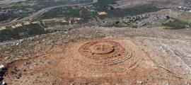 he Minoan monumental structure recently uncovered at Kastelli, Crete