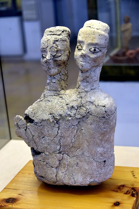 Una hermosa estatuas de Ain Ghazal de dos cabezas, posiblemente una deidad.  En exhibición en el Museo Arqueológico de Jordania, Amman, Jordania.  (Osama Shukir Muhammed Amin FRCP / CC BY-SA 4.0)